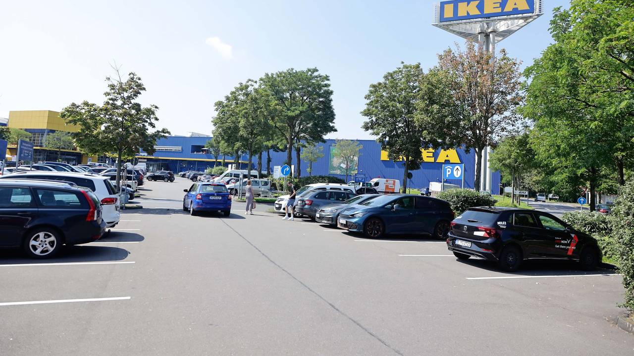 Auch auf dem Parkplatz von Ikea am Butzweilerhof wurden Ladekabel gestohlen. Hier der Parkplatz von Ikea in Godorf (Symbolfoto)