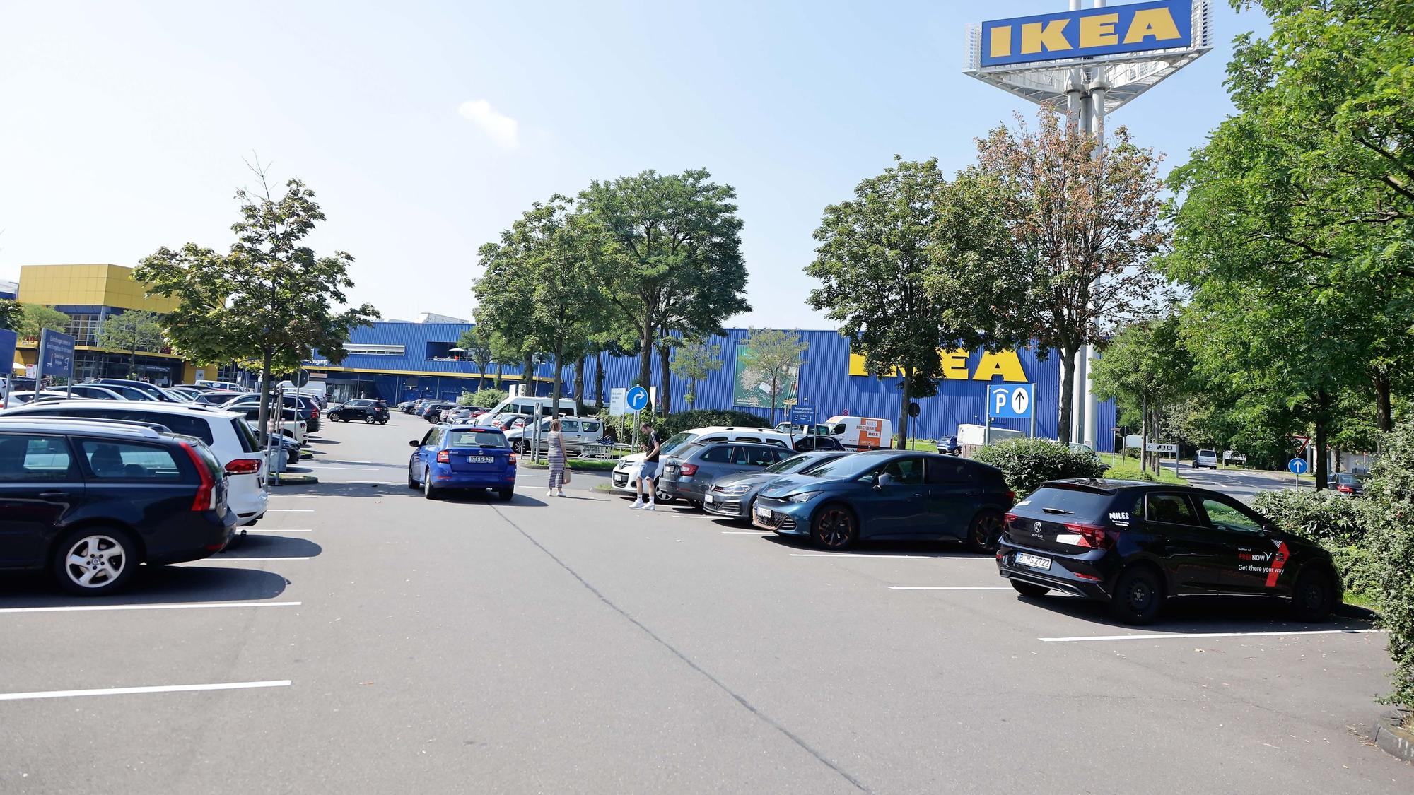 Auch auf dem Parkplatz von Ikea am Butzweilerhof wurden Ladekabel gestohlen. Hier der Parkplatz von Ikea in Godorf (Symbolfoto)