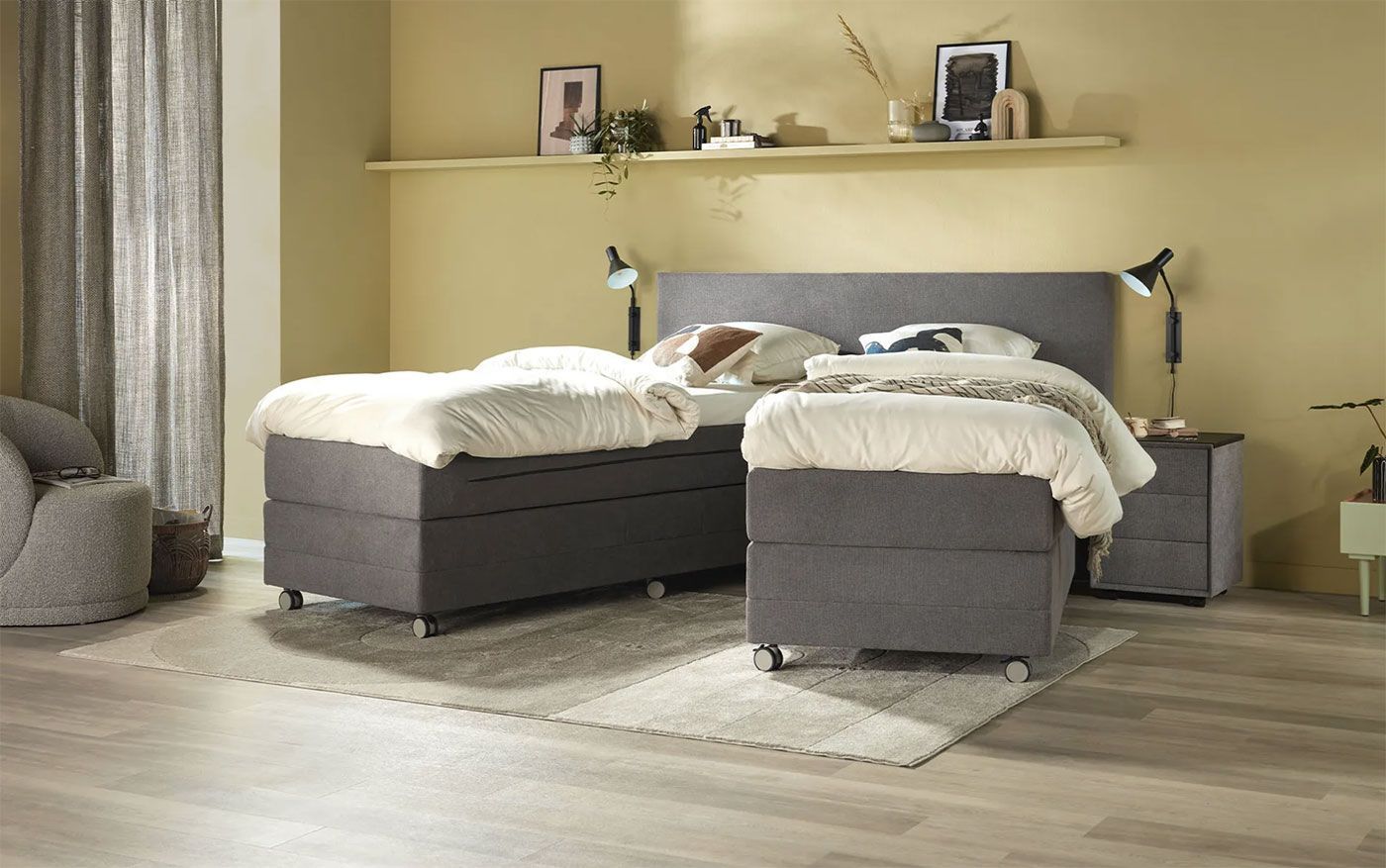 Teilbares Boxspringbett Home 406 Split von Swiss Sense mit Rollen in einem modernen Schlafzimmer.