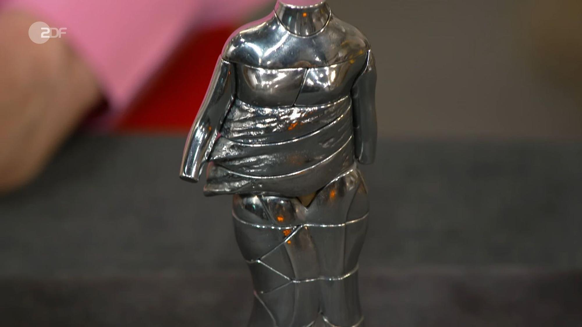 Die limitierte Puzzle-Skulptur „Mini-Karyatide Opus Nr. 109“ von Miguel Berrocal aus dem Jahr 1968/69 ließ sich in ihre Einzelteile zerlegen und hatte einen Wert von 350 bis 500 Euro. Jan Cizek einigte sich mit dem Verkäufer auf 330 Euro.
(Bild: ZDF)