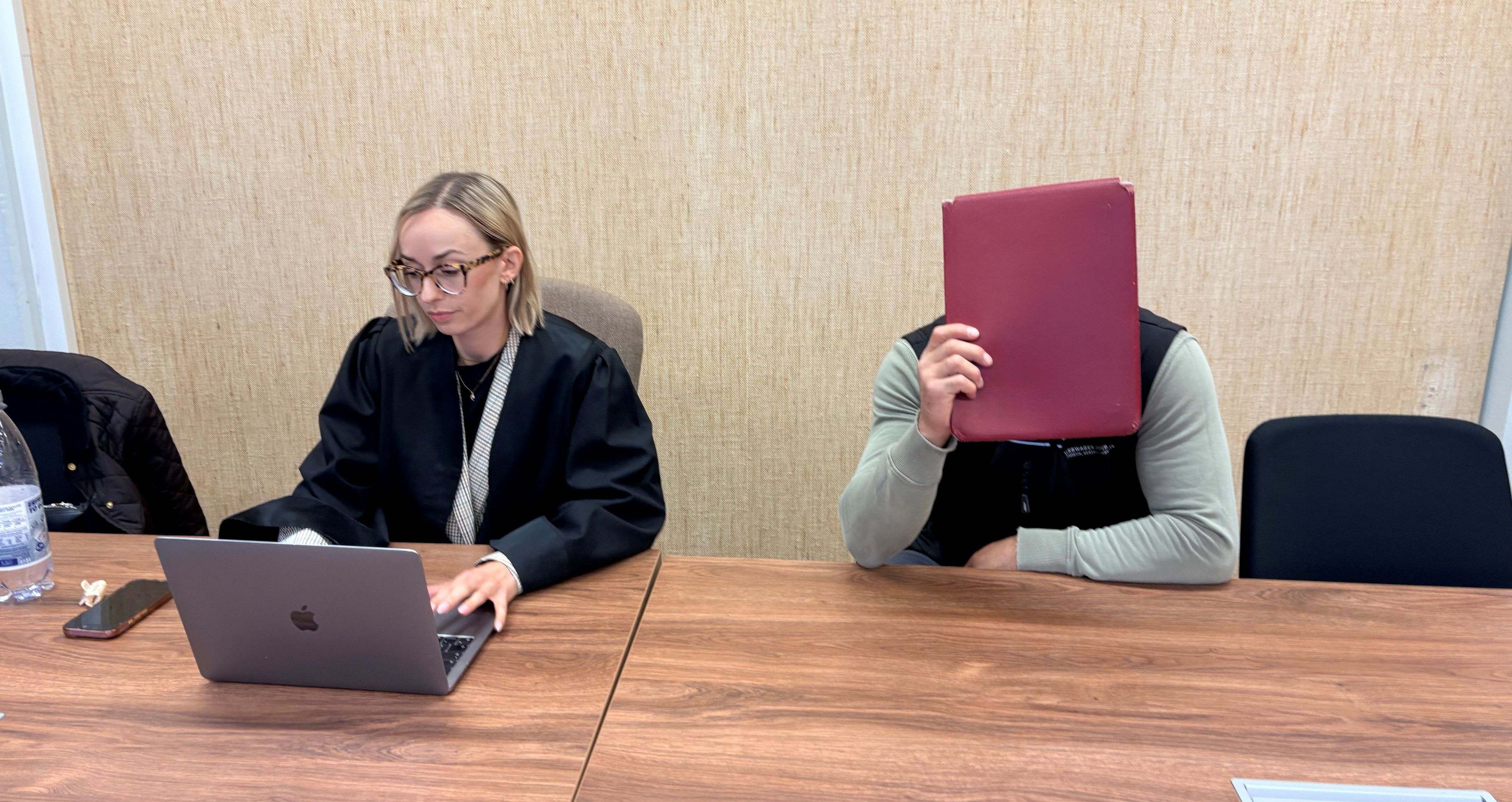 Der Angeklagte mit seiner Verteidigerin Anne Kieven beim Prozessauftakt im Landgericht