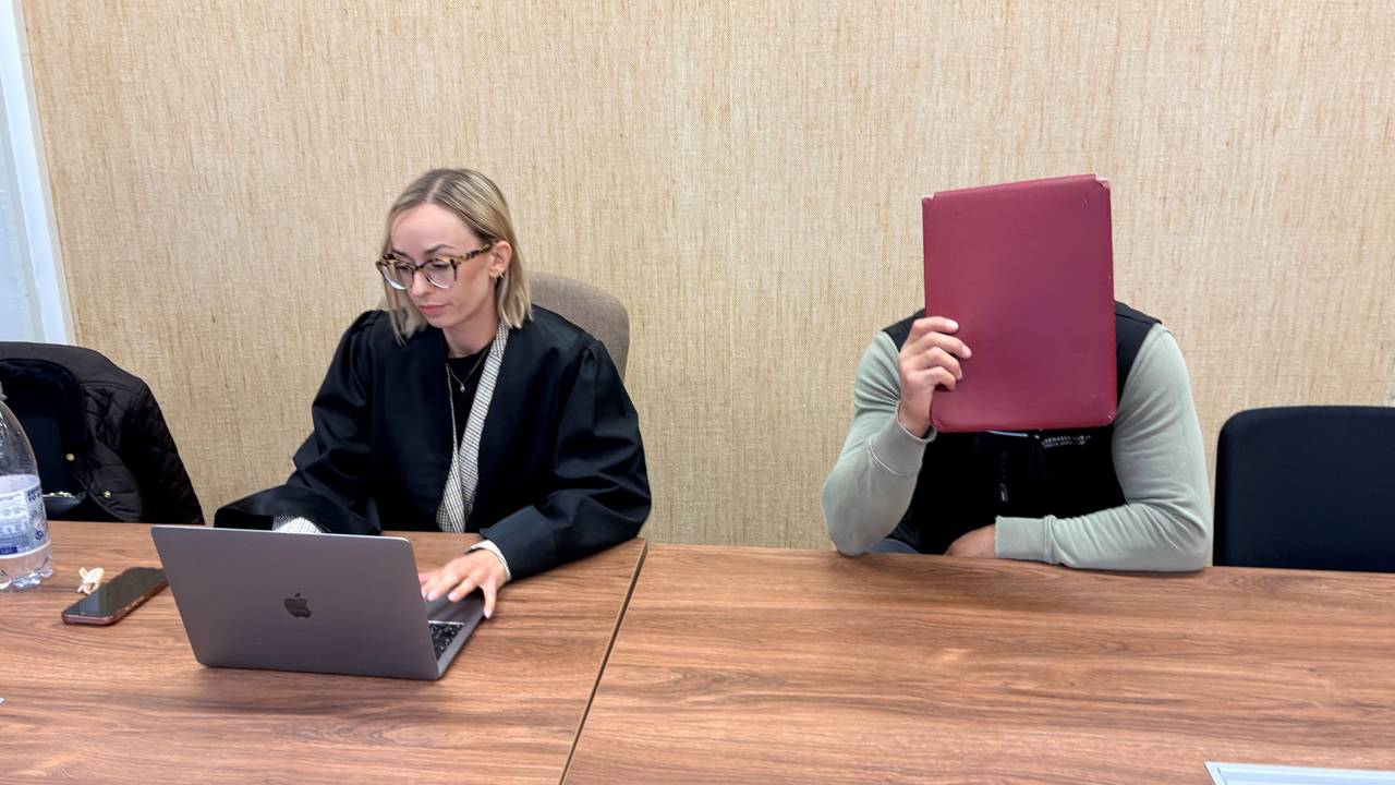 Der Angeklagte mit seiner Verteidigerin Anne Kieven beim Prozessauftakt im Landgericht