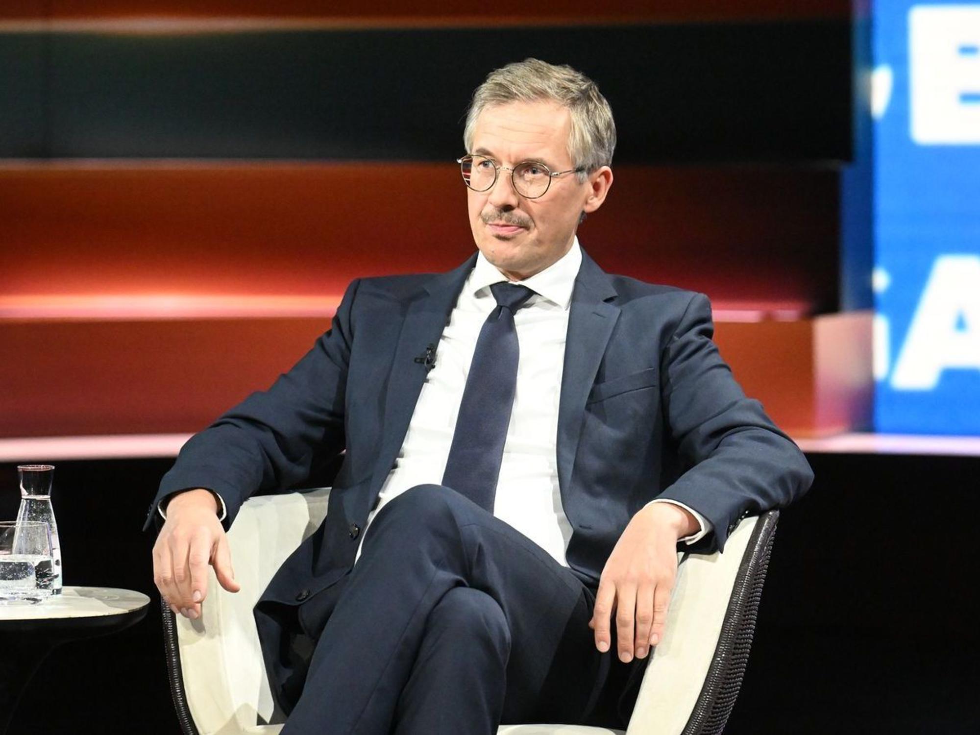 Journalist Daniel Friedrich Sturm machte bei „Markus Lanz“ deutlich, dass das Amt des Bundeskanzlers längst nicht mehr so attraktiv zu sein scheint wie früher. (Bild: ZDF / Cornelia Lehmann)