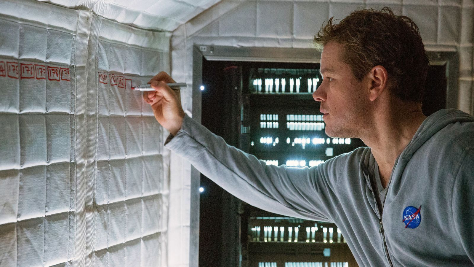 Hauptdarsteller Matt Damon bestreitet einen großen Teil von „Der Marsianer - Rettet Mark Watney“ als Einzelkämpfer und löst diese schauspielerische Herausforderung mit Bravour.  (Bild: 2015 Twentieth Century Fox Film Corporation. All Rights Reserved.)