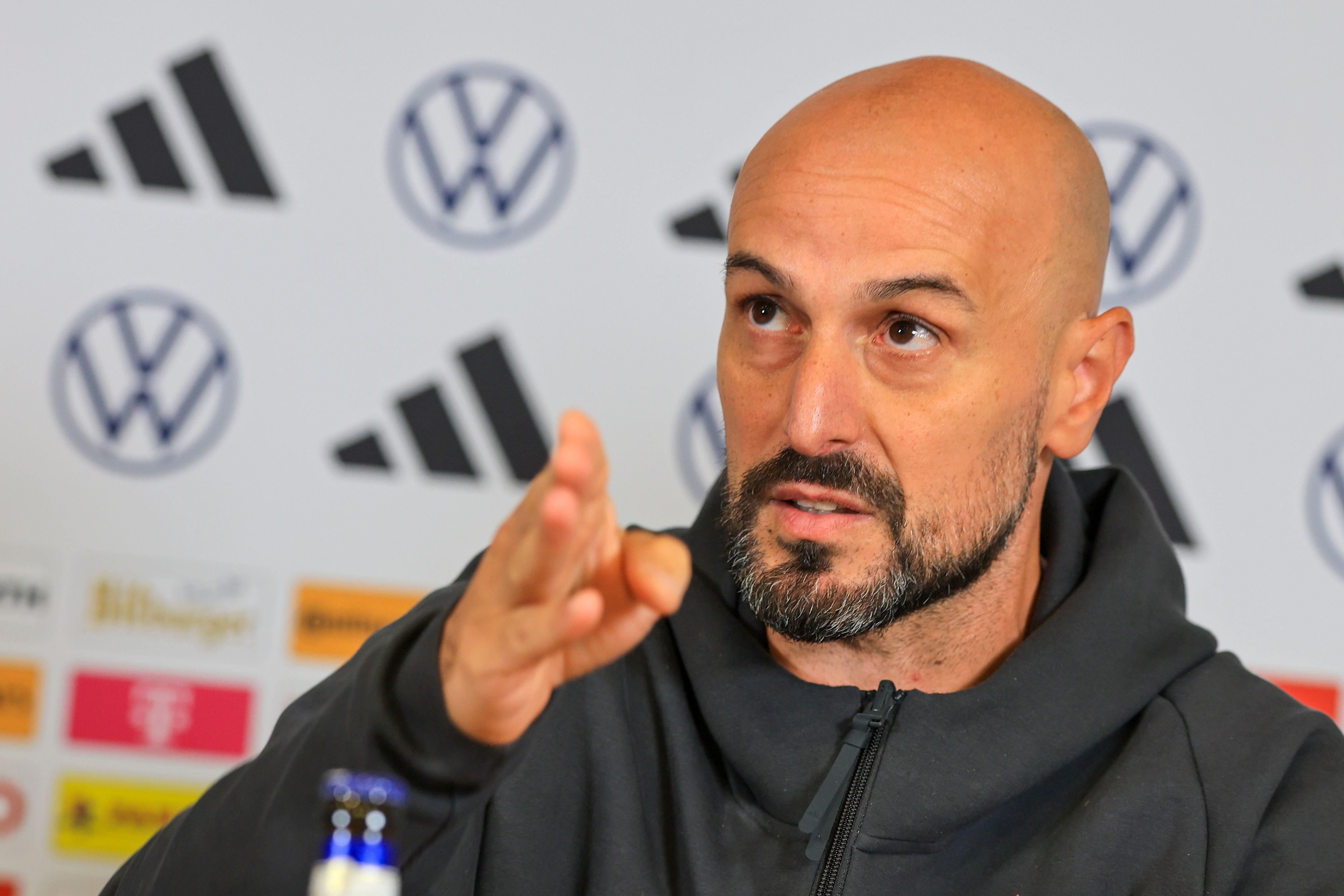 Antonio Di Salvo erklärt etwas auf einer Pressekonferenz.