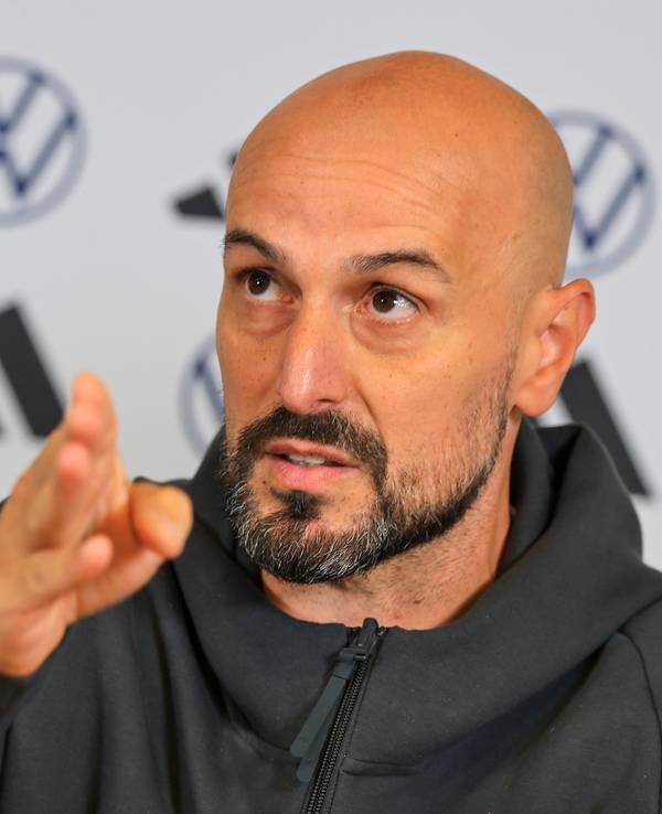 Antonio Di Salvo erklärt etwas auf einer Pressekonferenz.