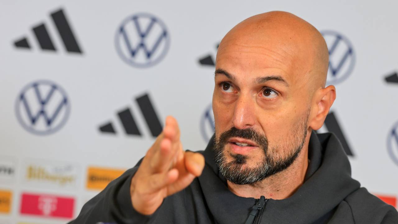 Antonio Di Salvo erklärt etwas auf einer Pressekonferenz.