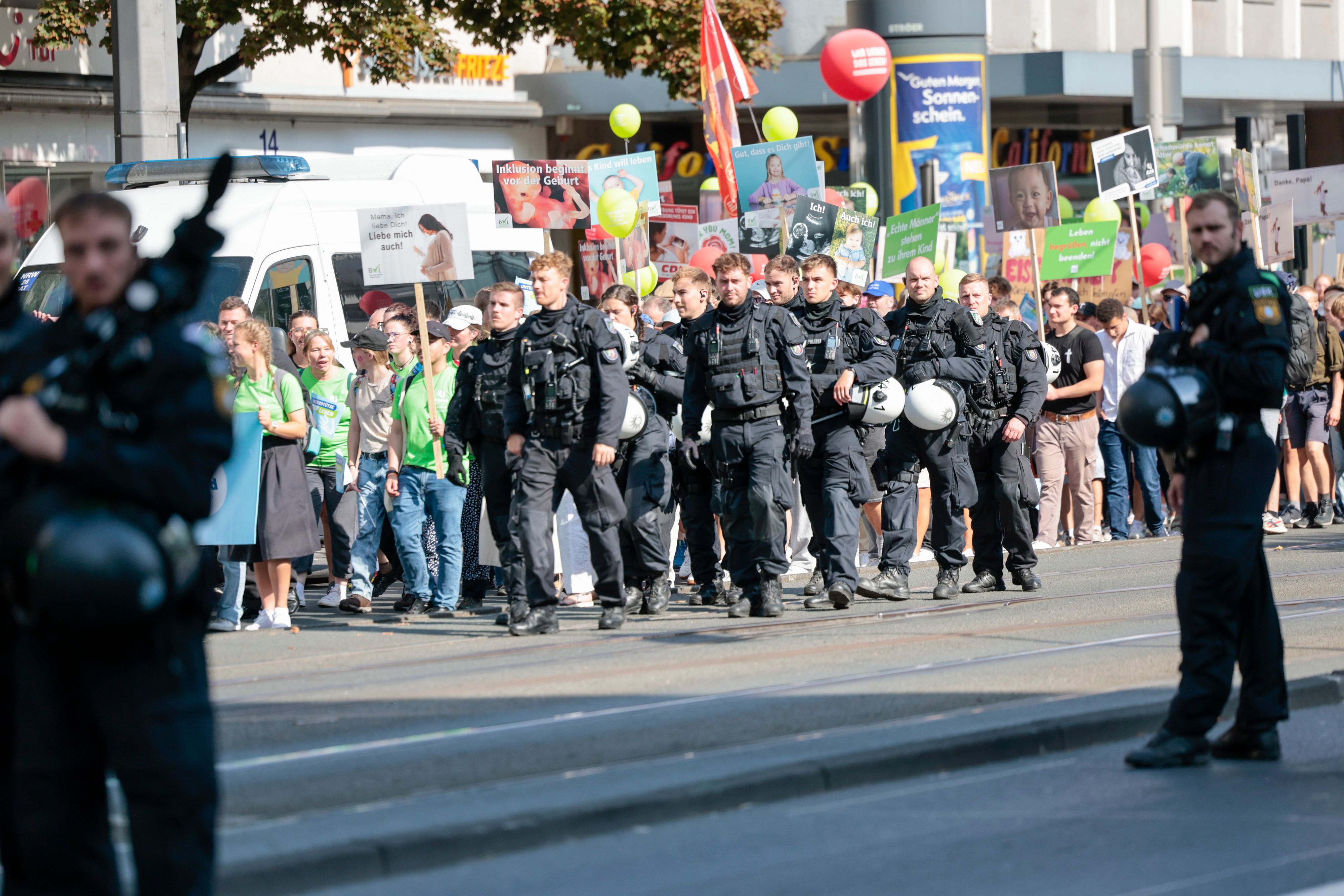 In Köln findet am Samstag (19. September) erneut der „Marsch für das Leben“ statt. Die Demonstration wird von Gegenprotesten begleitet. (Archivbild)
