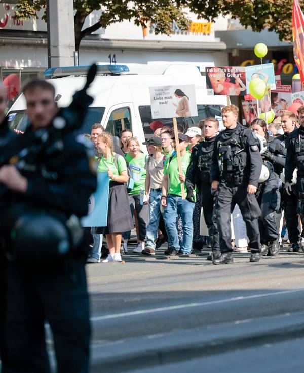 In Köln findet am Samstag (19. September) erneut der „Marsch für das Leben“ statt. Die Demonstration wird von Gegenprotesten begleitet. (Archivbild)