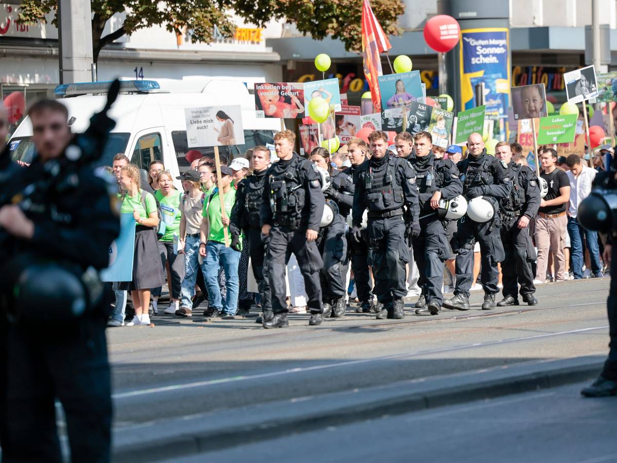 In Köln findet am Samstag (19. September) erneut der „Marsch für das Leben“ statt. Die Demonstration wird von Gegenprotesten begleitet. (Archivbild)
