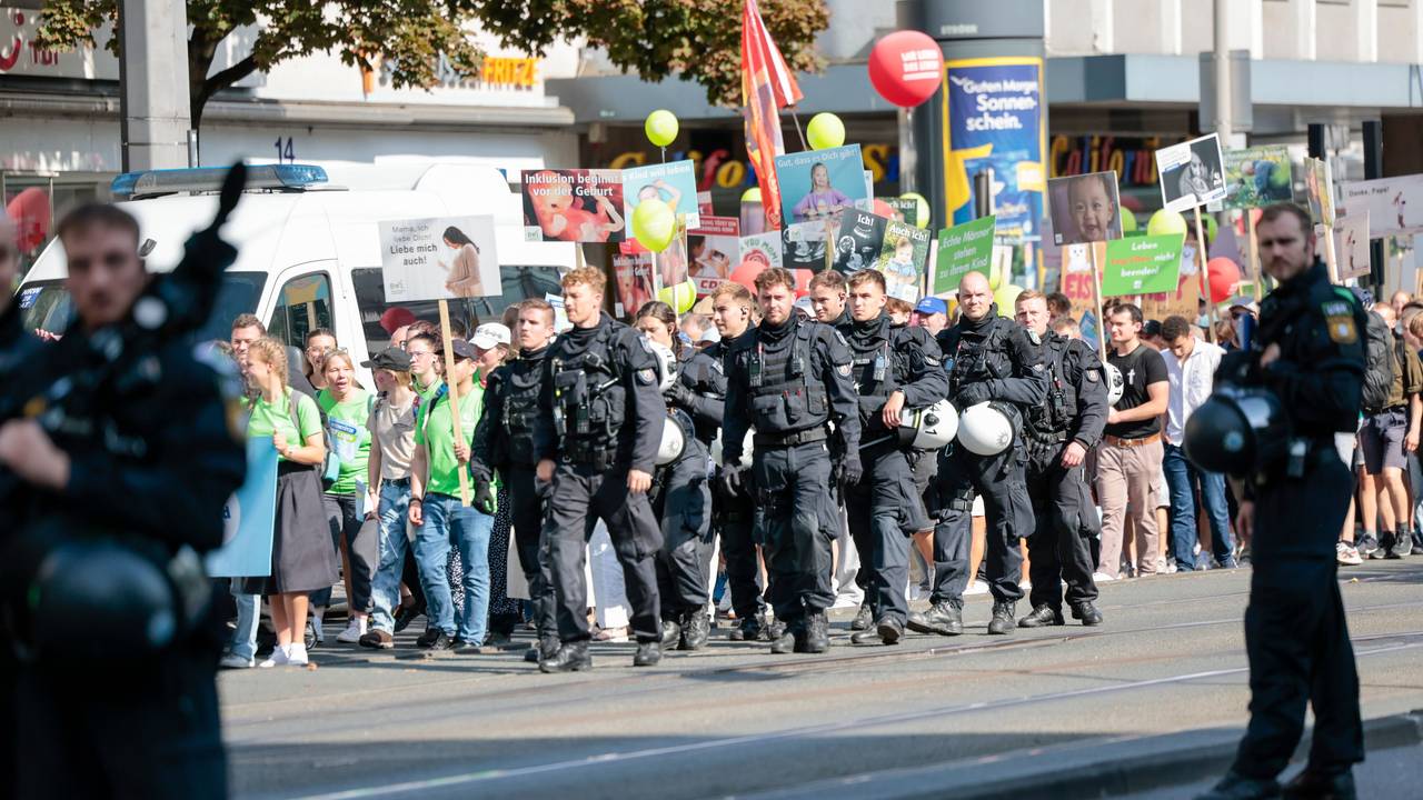 In Köln findet am Samstag (19. September) erneut der „Marsch für das Leben“ statt. Die Demonstration wird von Gegenprotesten begleitet. (Archivbild)