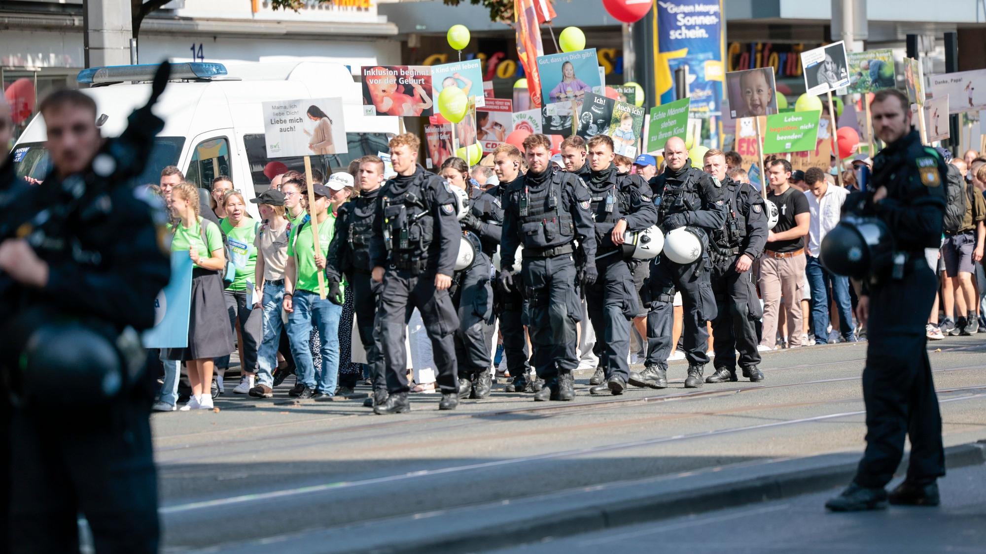 In Köln findet am Samstag (19. September) erneut der „Marsch für das Leben“ statt. Die Demonstration wird von Gegenprotesten begleitet. (Archivbild)