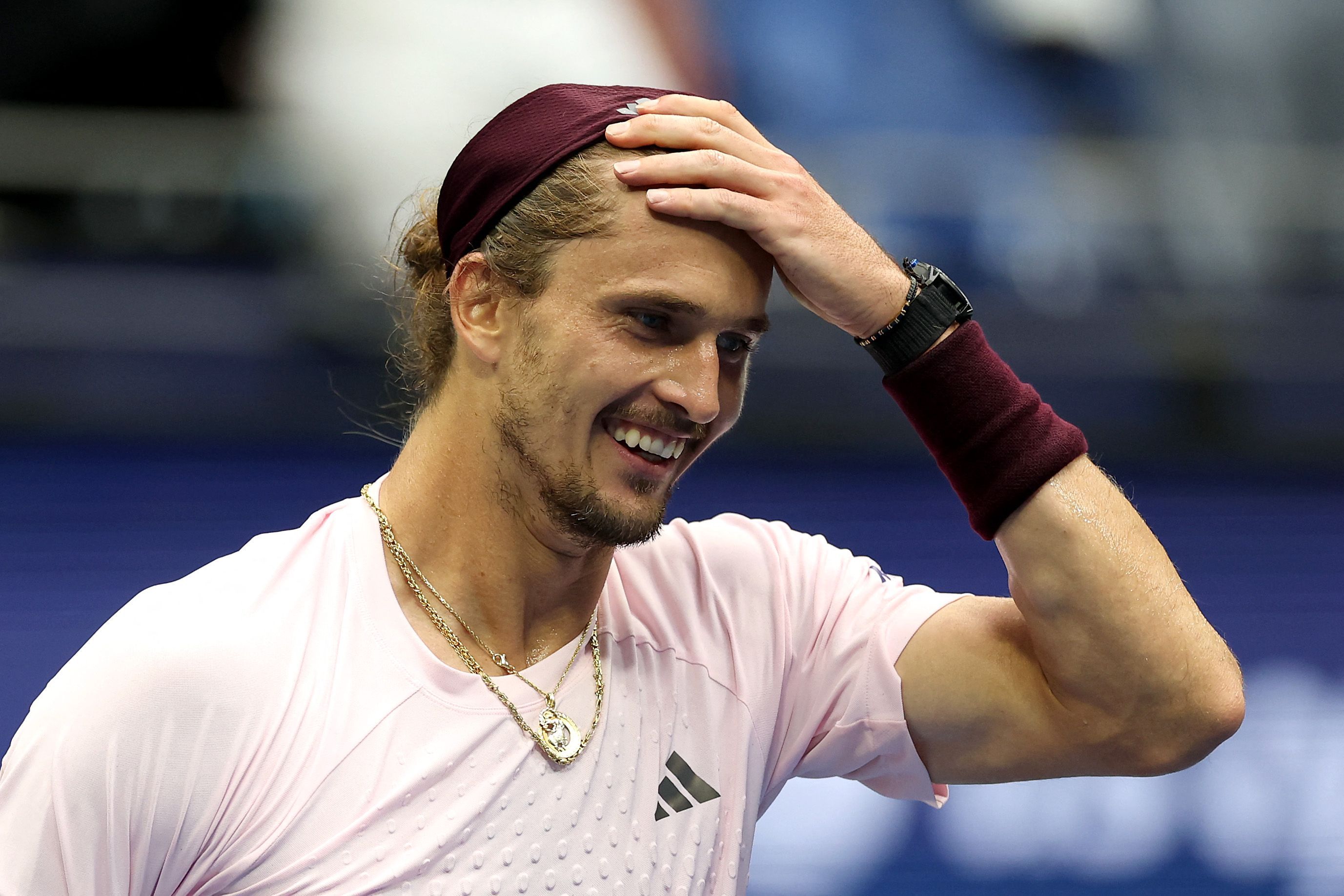 Alexander Zverev fasst sich ungläubig an den Kopf.