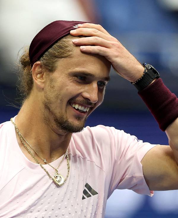Alexander Zverev fasst sich ungläubig an den Kopf.