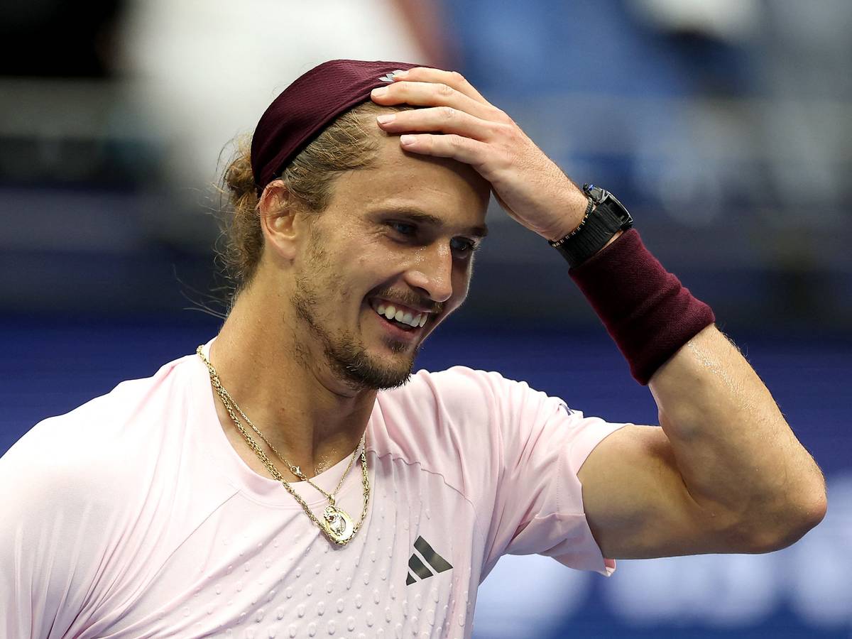 Alexander Zverev fasst sich ungläubig an den Kopf.
