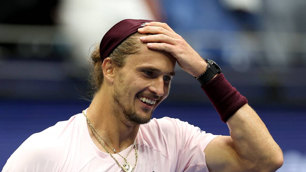 Alexander Zverev fasst sich ungläubig an den Kopf.