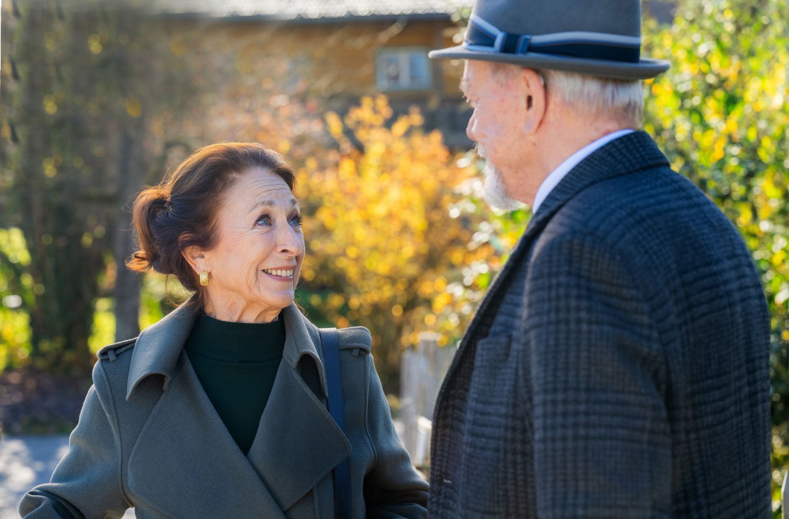 Attraktiver Neuzugang bei „Sturm der Liebe“: Werner (Dirk Galuba, rechts) ist hin und weg, als Mona (Daniela Ziegler) begegnet. (Bild: ARD/WDR/Saskia Pavek)