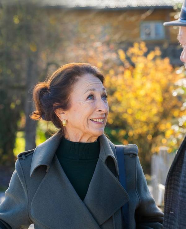 Attraktiver Neuzugang bei „Sturm der Liebe“: Werner (Dirk Galuba, rechts) ist hin und weg, als Mona (Daniela Ziegler) begegnet. (Bild: ARD/WDR/Saskia Pavek)