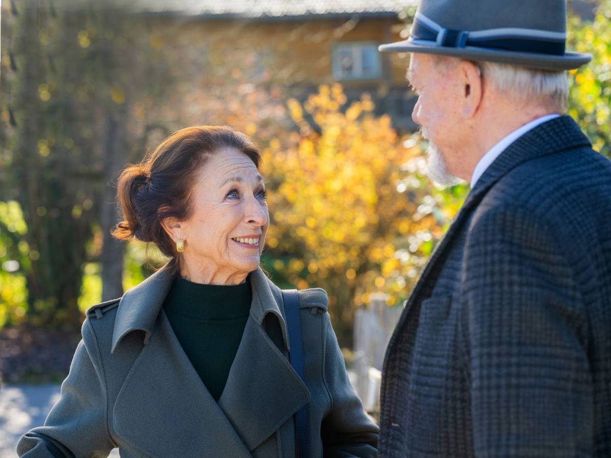Attraktiver Neuzugang bei „Sturm der Liebe“: Werner (Dirk Galuba, rechts) ist hin und weg, als Mona (Daniela Ziegler) begegnet. (Bild: ARD/WDR/Saskia Pavek)