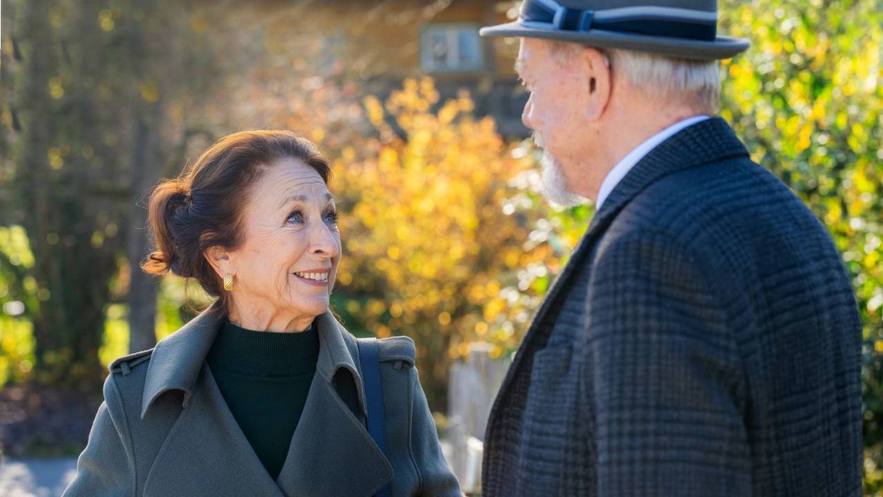 Attraktiver Neuzugang bei „Sturm der Liebe“: Werner (Dirk Galuba, rechts) ist hin und weg, als Mona (Daniela Ziegler) begegnet. (Bild: ARD/WDR/Saskia Pavek)