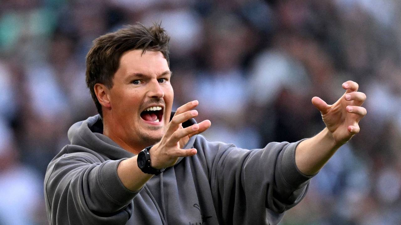 HSV-Trainer Merlin Polzin gestikuliert an der Seitenlinie.