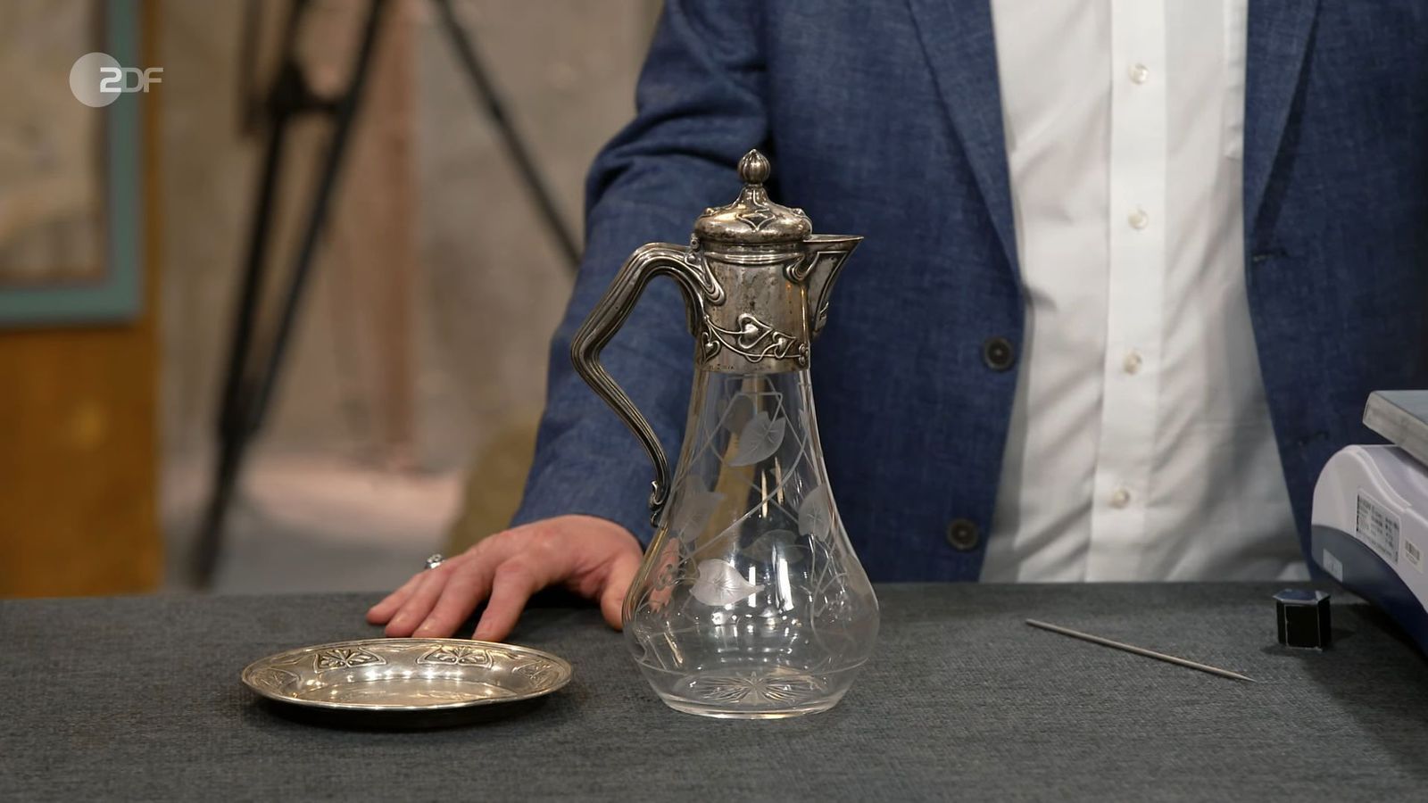 Die Jugendstil-Schenkkanne aus geschliffenem Glas mit Silbermontur aus dem Jahr 1900 und der Silber-Untersetzer aus dem Jahr 1903 waren zusammen 600 bis 650 Euro wert. Wolfgang Pauritsch zahlte 450 Euro.
 (Bild: ZDF)