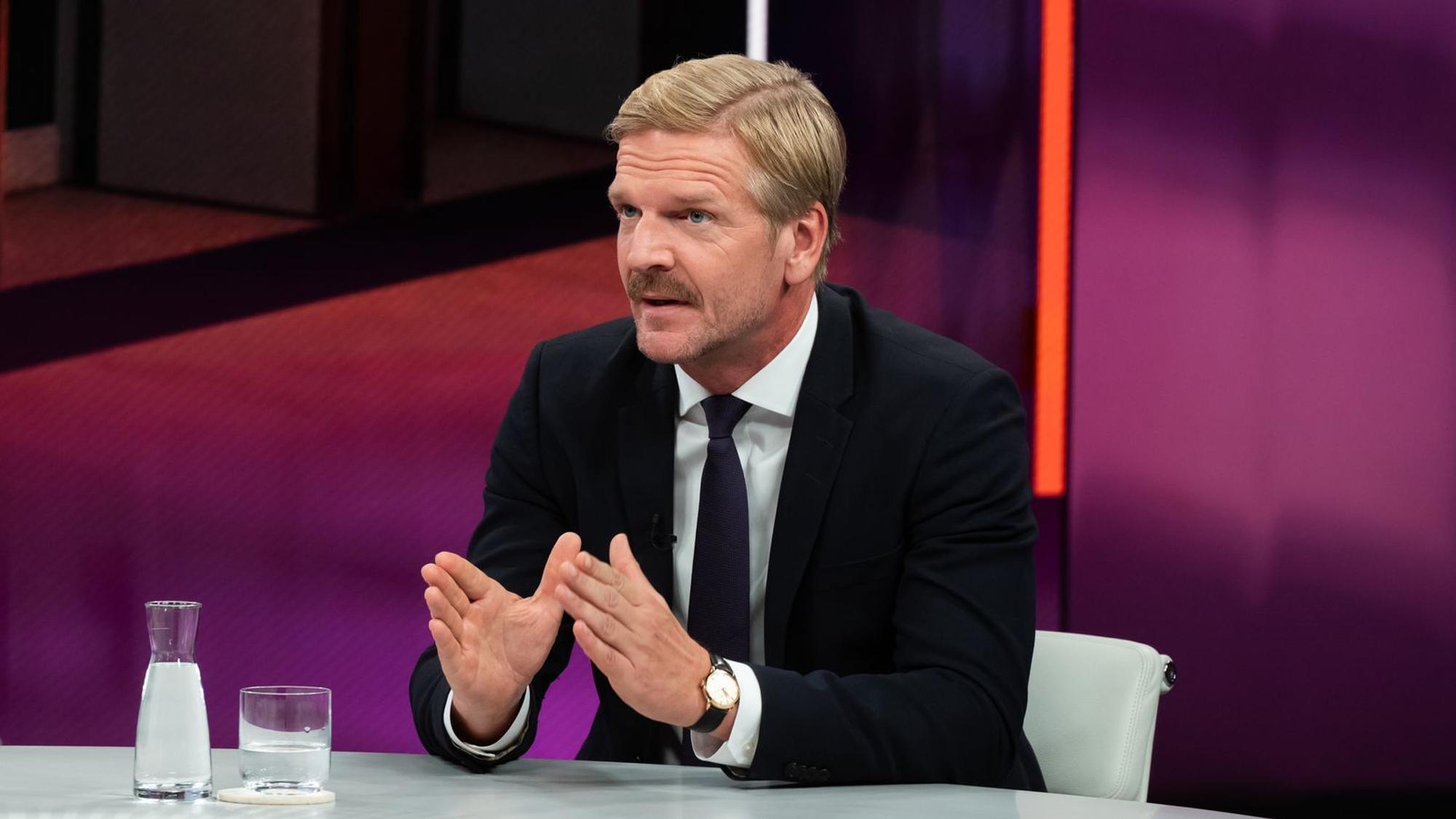 „Politico“-Journalist Gordon Repinski glaubt, dass die Kanzler-Debatte bei einem möglichen CDU-Wahldebakel in Mecklenburg-Vorpommern nicht mehr aufzuhalten sei. (Bild: ZDF/Jule Roehr )