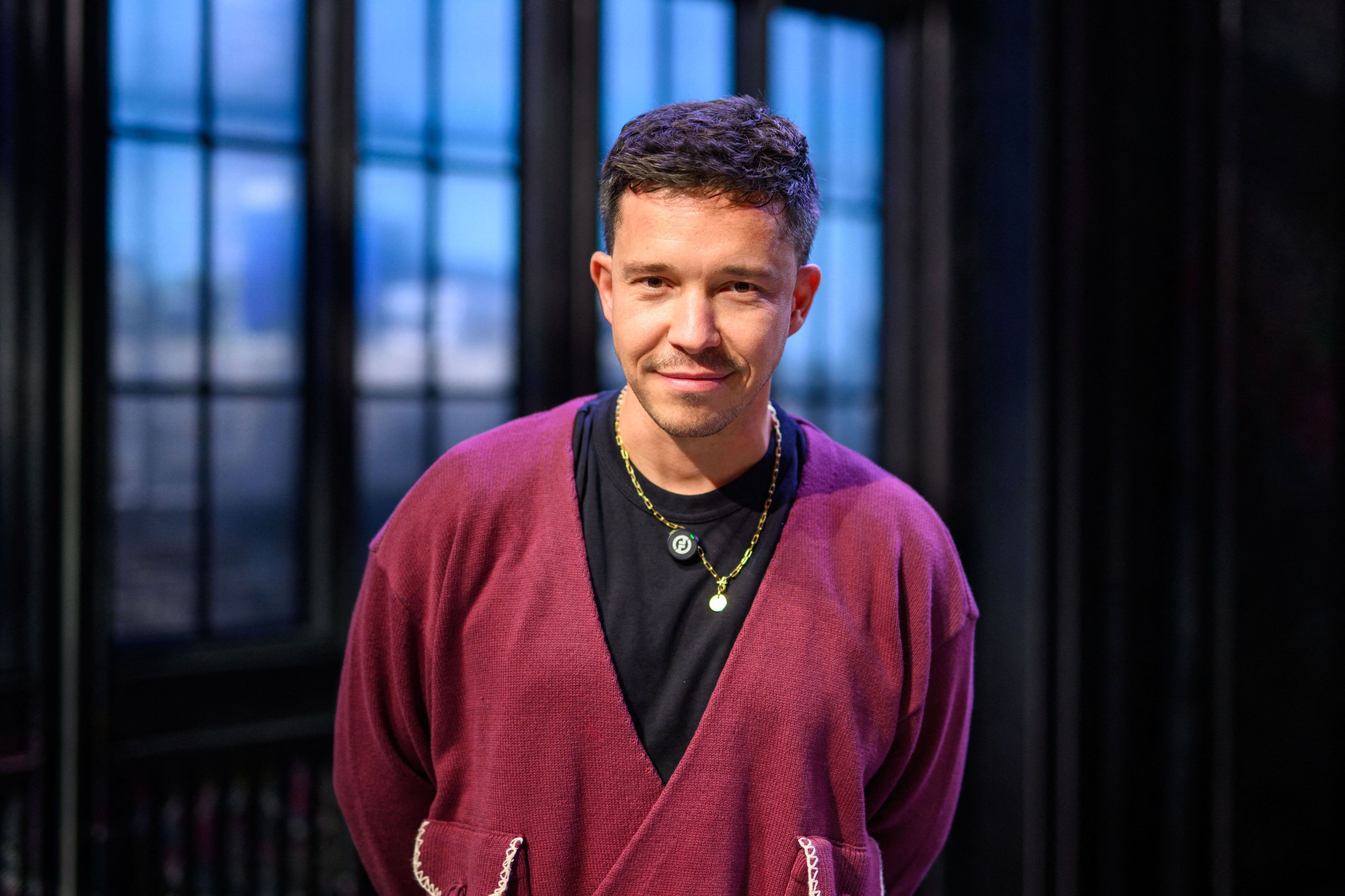 Der Musiker Nico Santos steht im Studio.