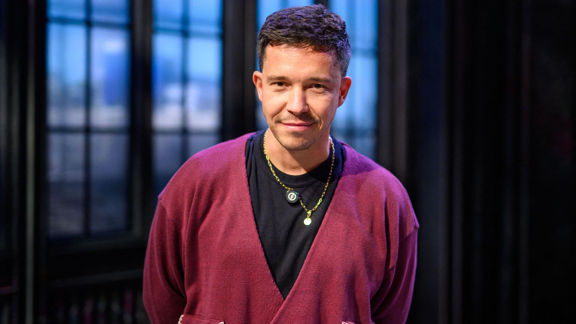Der Musiker Nico Santos steht im Studio.
