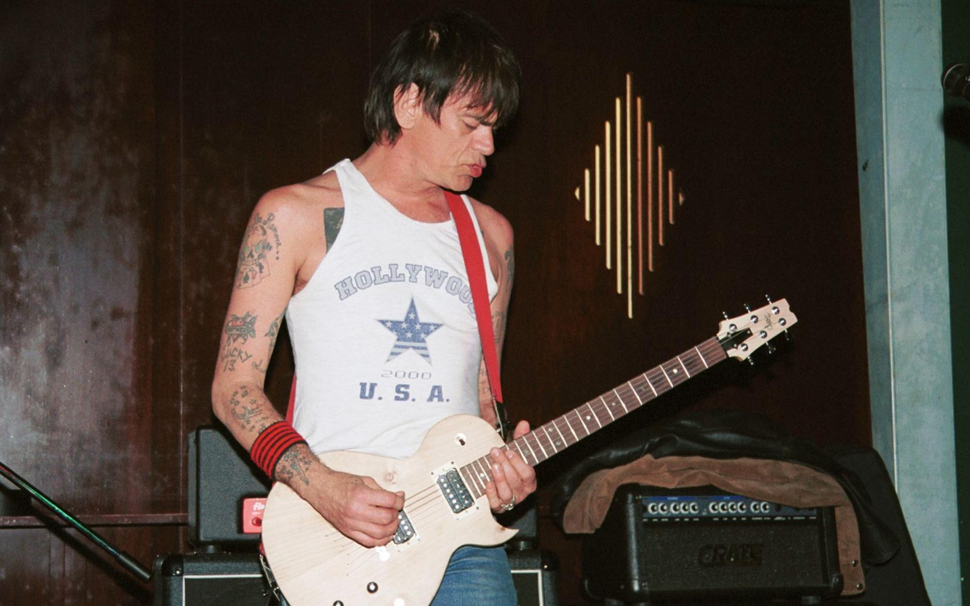 Nach seiner Zeit bei den Ramones versuchte sich Dee Dee Ramone (hier bei einem Auftritt 2001) als Solokünstler. (Bild: David Klein/Getty Images)
