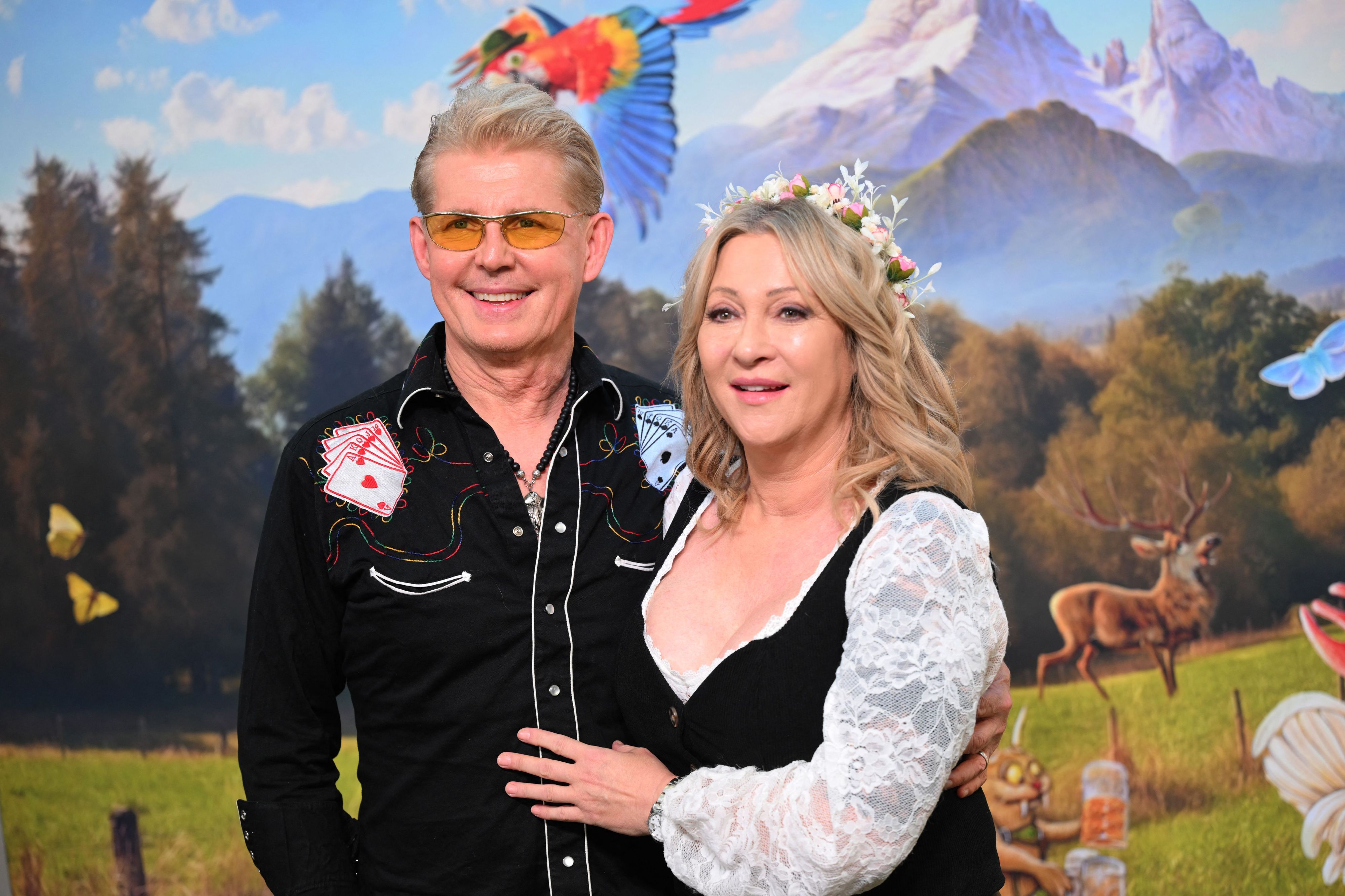 Markus Mörl und Yvonne König stehen beim "HeidiFest" auf dem roten Teppich im Hofbräuhaus.