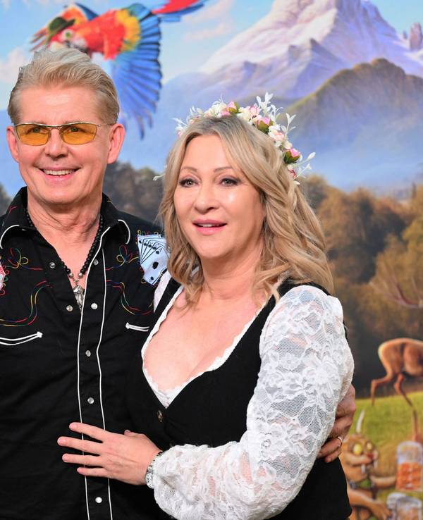 Markus Mörl und Yvonne König stehen beim "HeidiFest" auf dem roten Teppich im Hofbräuhaus.