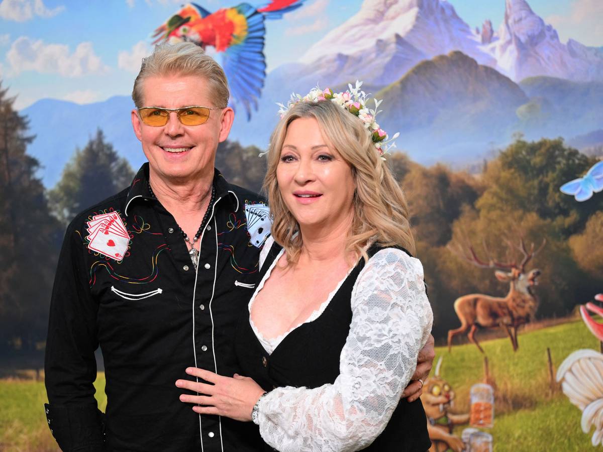 Markus Mörl und Yvonne König stehen beim "HeidiFest" auf dem roten Teppich im Hofbräuhaus.
