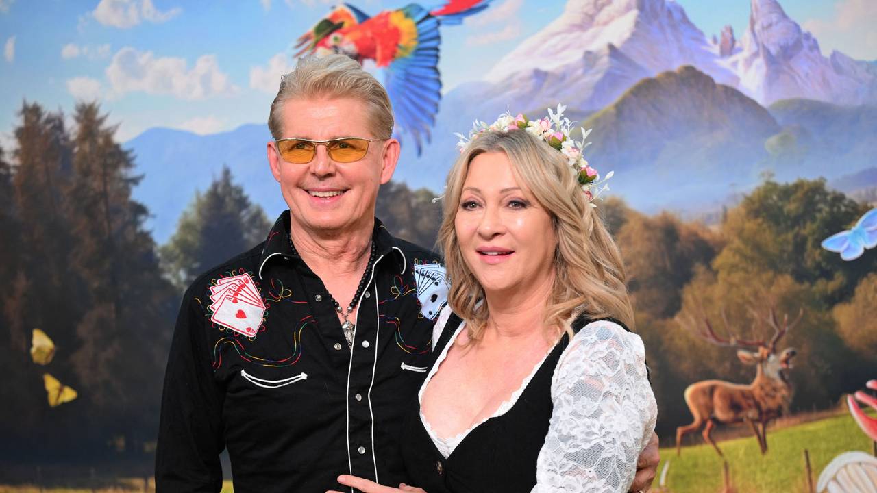 Markus Mörl und Yvonne König stehen beim "HeidiFest" auf dem roten Teppich im Hofbräuhaus.