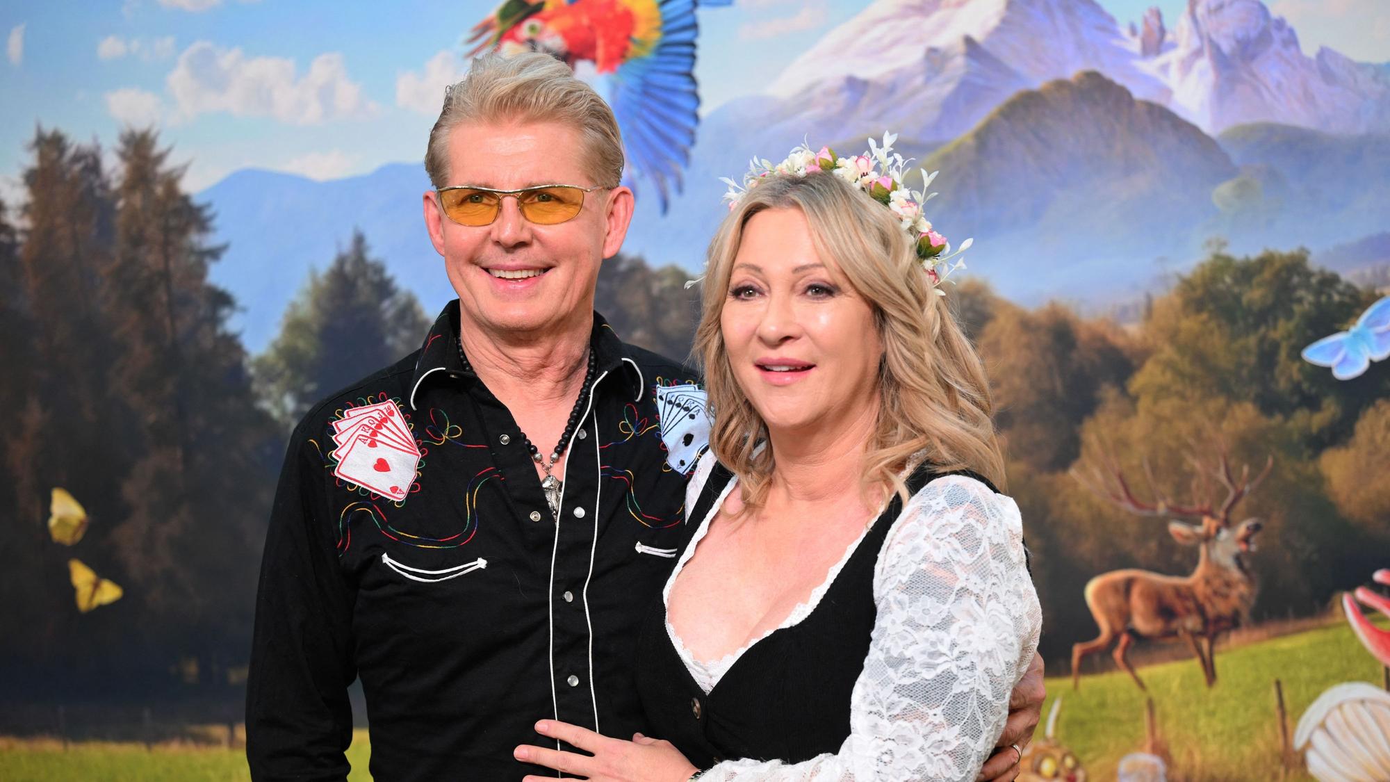 Markus Mörl und Yvonne König stehen beim "HeidiFest" auf dem roten Teppich im Hofbräuhaus.