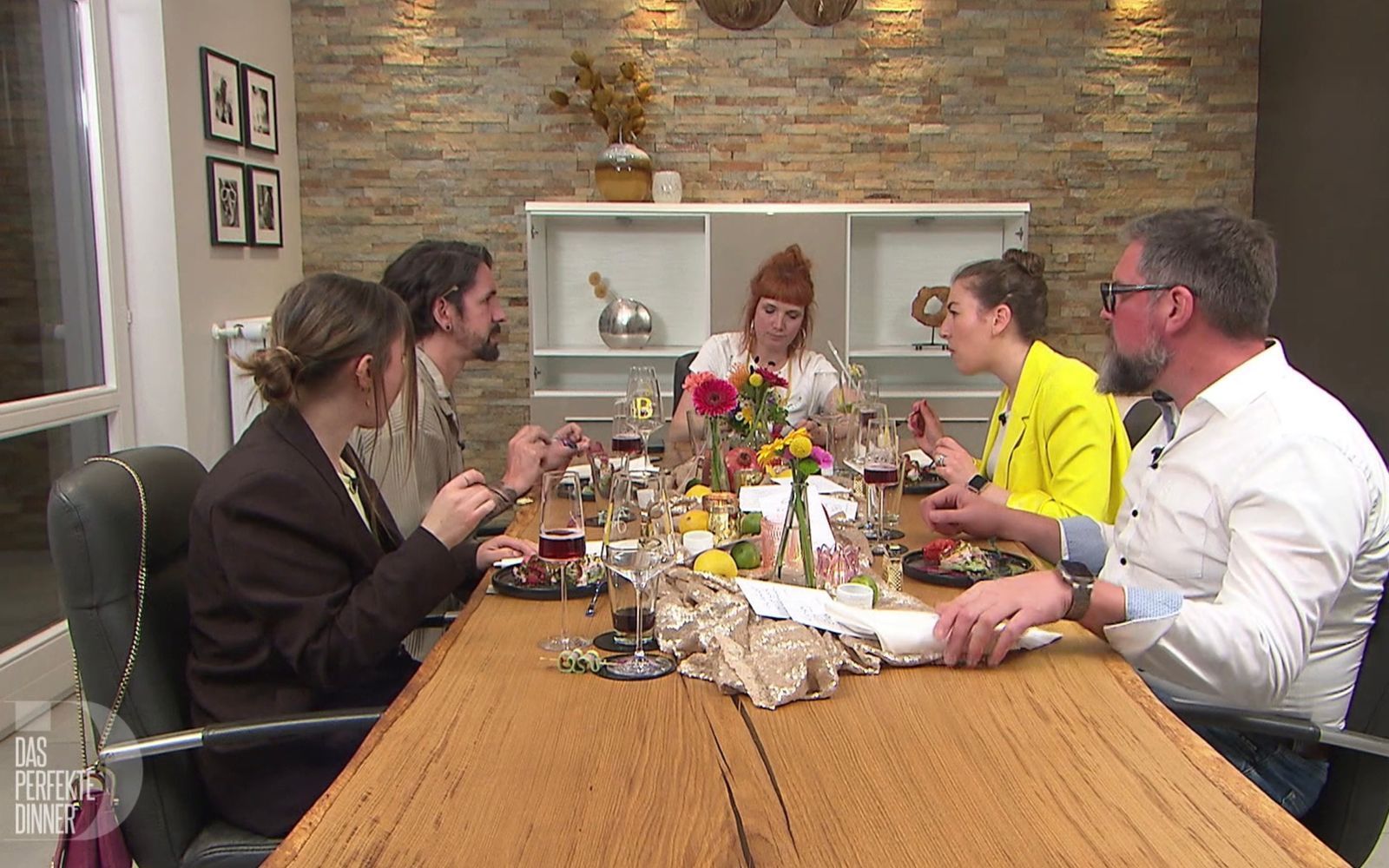 Was den Geschmack angeht, ist sich die „Dinner“-Runde nicht einig. (Bild: RTL)