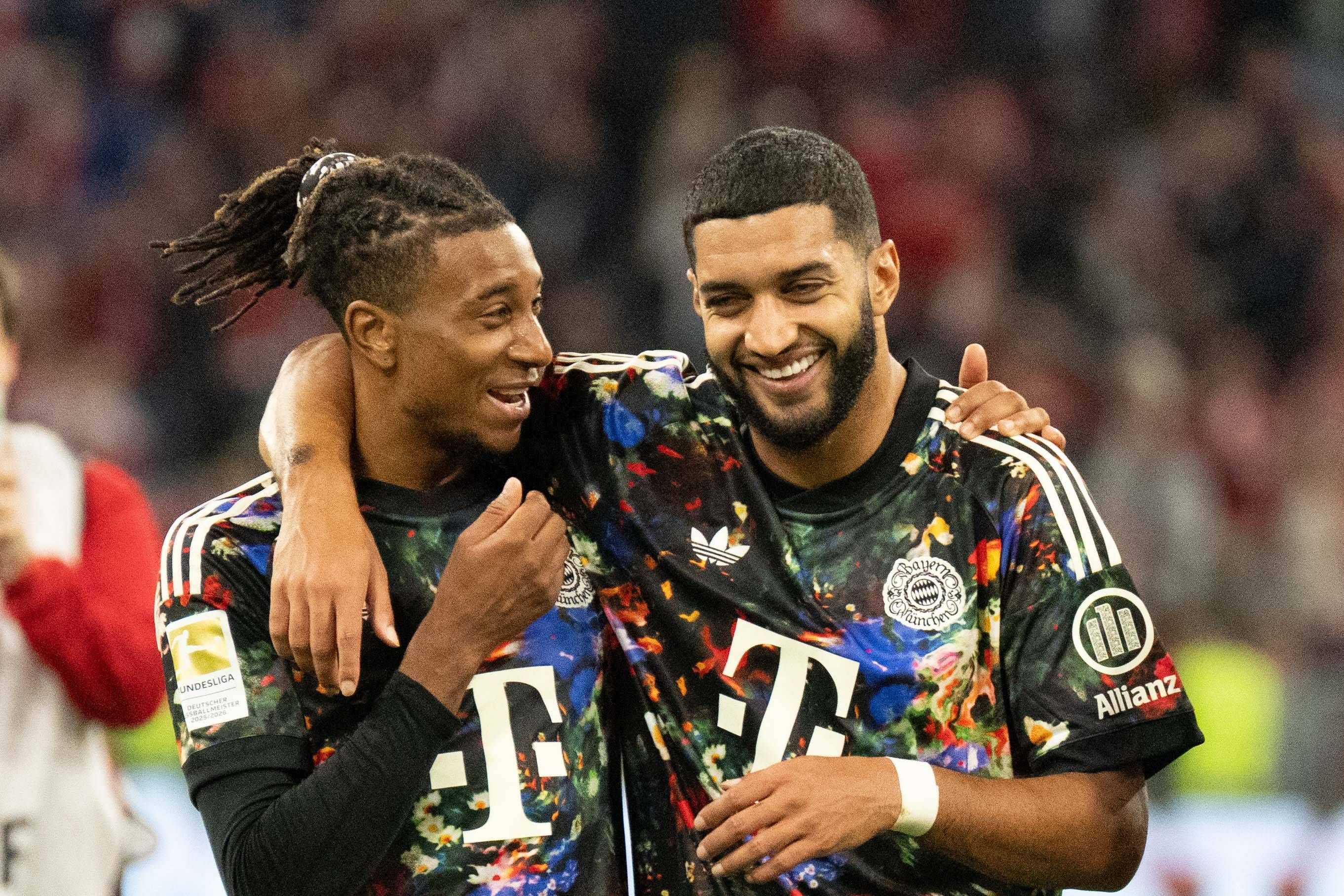 Michael Olise und Ismael Saibari lächeln.