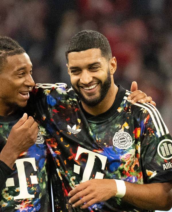 Michael Olise und Ismael Saibari lächeln.