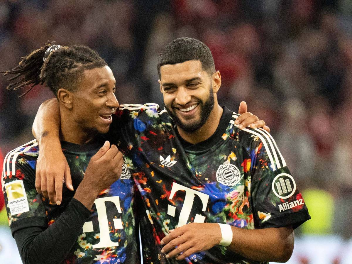 Michael Olise und Ismael Saibari lächeln.