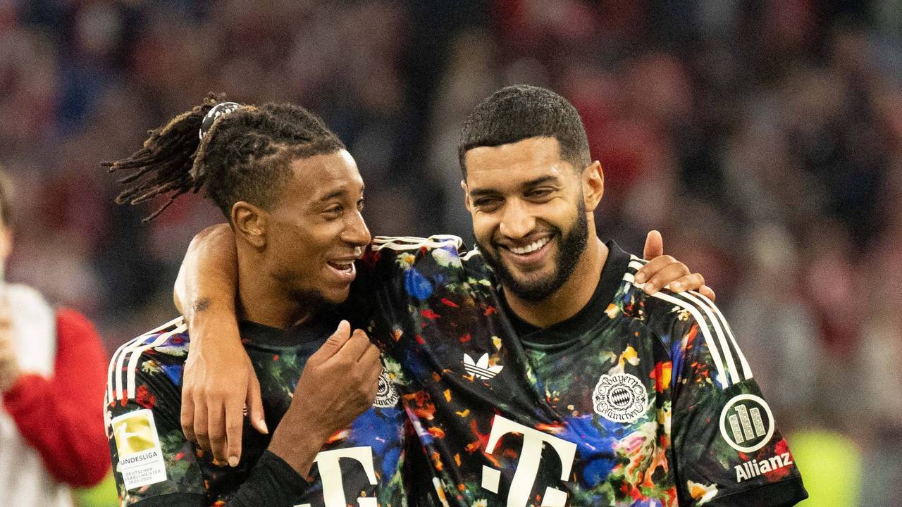 Michael Olise und Ismael Saibari lächeln.