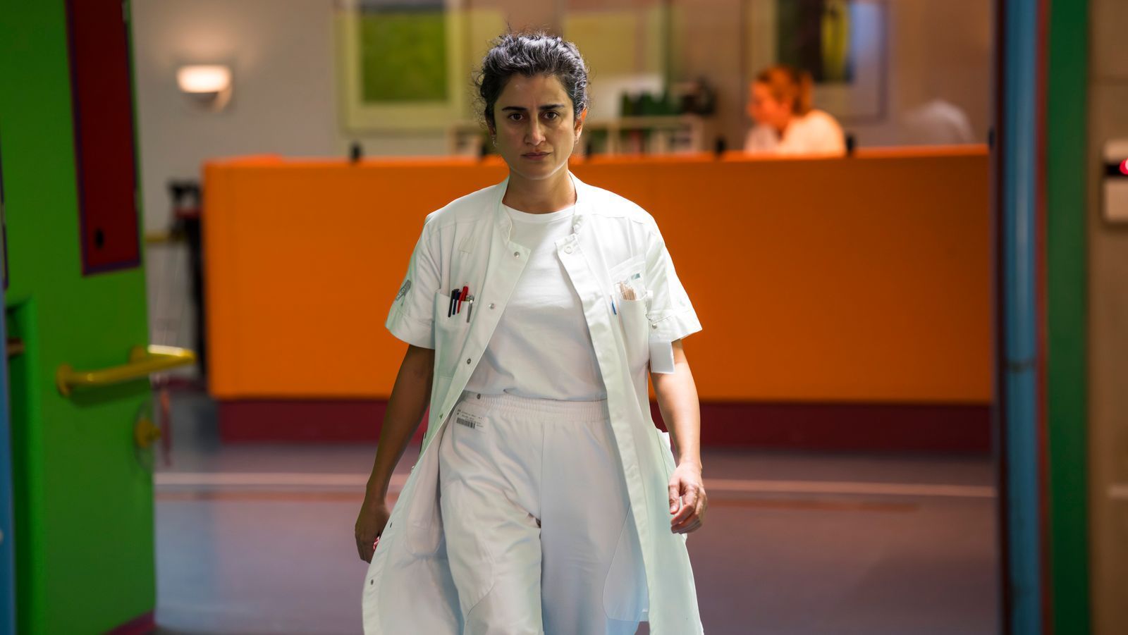 In „Nachbeben“ erlebt die versiertere Neurologin Alexandra (Özlem Saglanmak) einen typischen Klinikalltag: Personalmangel paart sich mit IT-Problemen und Notfällen im Minutentakt. Doch dann kommt es zu einer folgenreichen Fehleinschätzung ...  (Bild: Lighthouse/Per Arnesen)
