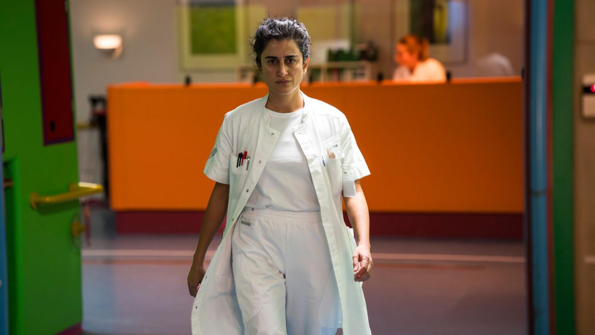 In „Nachbeben“ erlebt die versiertere Neurologin Alexandra (Özlem Saglanmak) einen typischen Klinikalltag: Personalmangel paart sich mit IT-Problemen und Notfällen im Minutentakt. Doch dann kommt es zu einer folgenreichen Fehleinschätzung ... (Bild: Lighthouse/Per Arnesen)