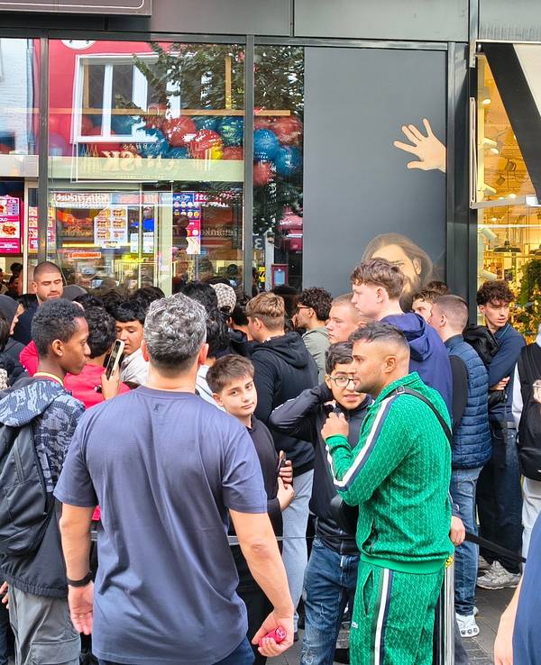 Hunderte Menschen kamen zur Neueröffnung von Nhas City Chicken in die Kölner Innenstadt.