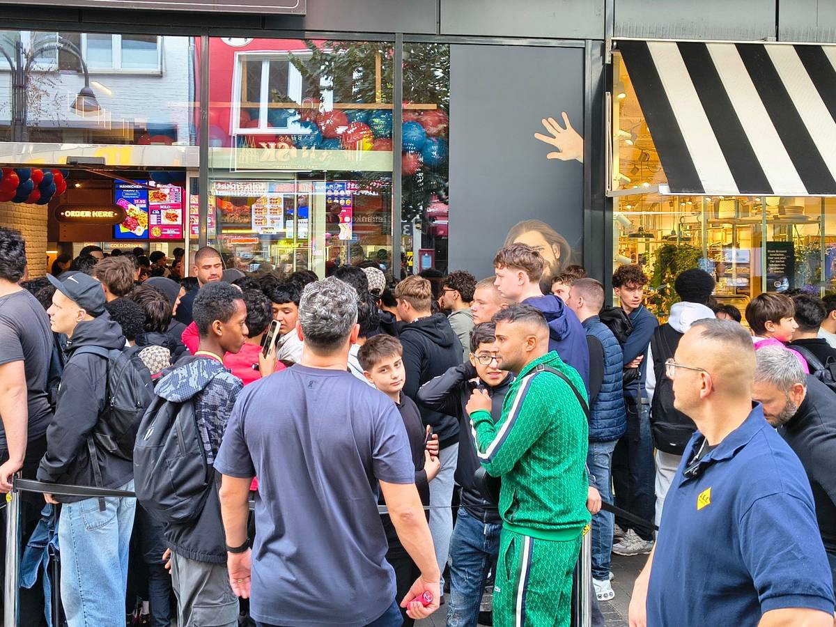 Hunderte Menschen kamen zur Neueröffnung von Nhas City Chicken in die Kölner Innenstadt.