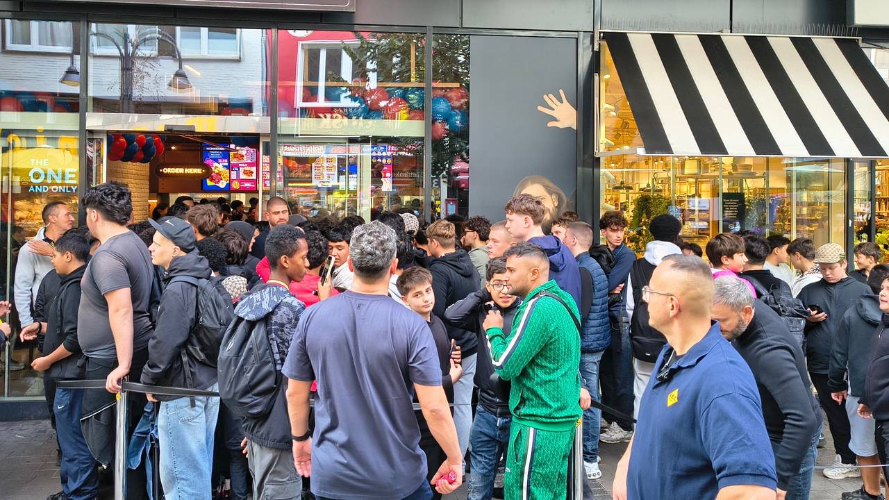 Hunderte Menschen kamen zur Neueröffnung von Nhas City Chicken in die Kölner Innenstadt.