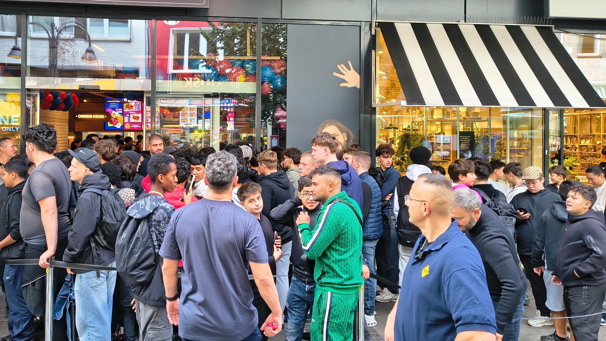Hunderte Menschen kamen zur Neueröffnung von Nhas City Chicken in die Kölner Innenstadt.