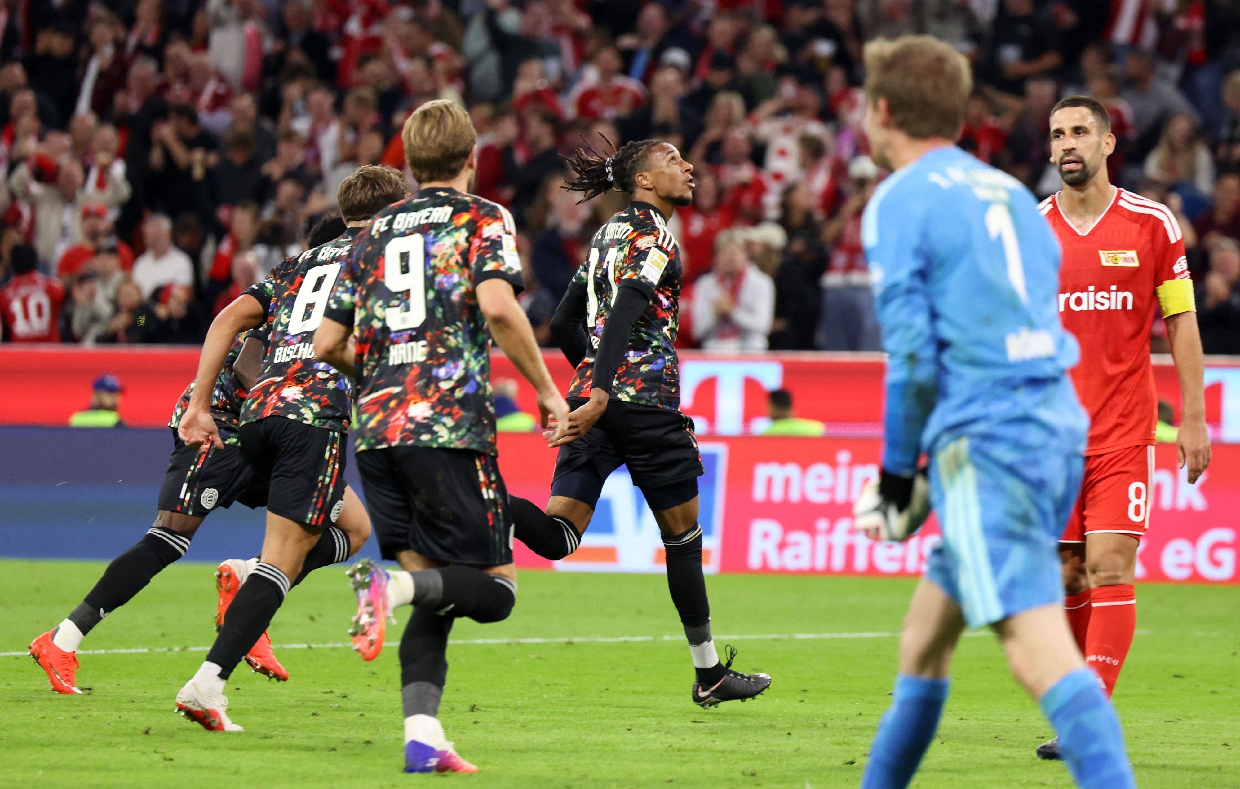 Michael Olise bejubelt ein Tor.