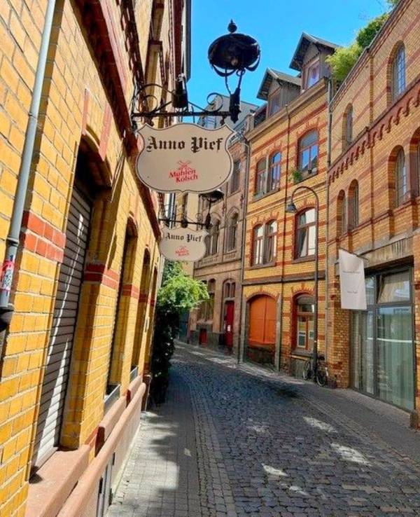 Das „Anno Pief“ ist im Eigelstein-Veedel bekannt. Seit Freitag (18. September) hat die Kneipe wieder geöffnet.