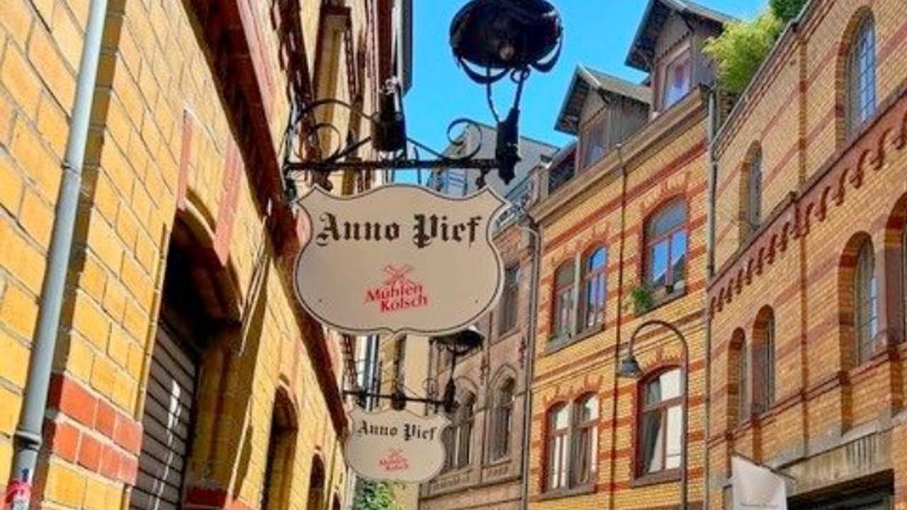 Das „Anno Pief“ ist im Eigelstein-Veedel bekannt. Seit Freitag (18. September) hat die Kneipe wieder geöffnet.