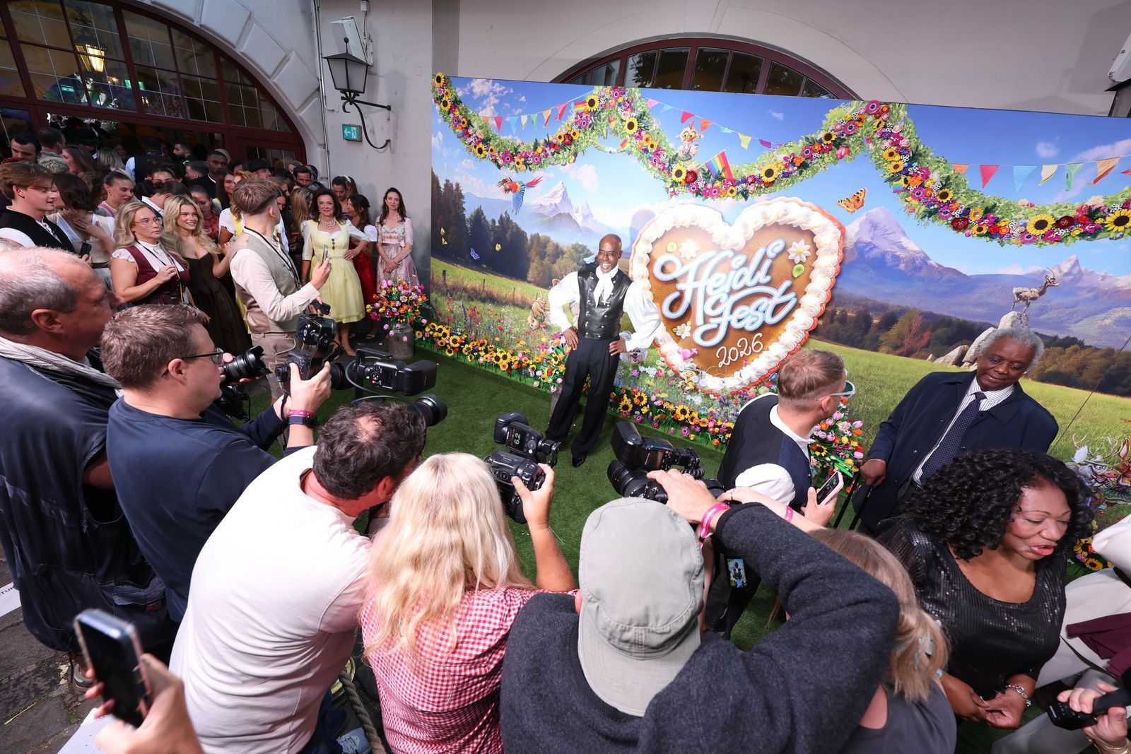 Gedränge auf dem grünen Teppich: Schon zwei Stunden vor der Live-Show standen die VIPs (im Foto im Mittelpunkt: Bruce Darnell) am Hofbräuhaus Schlange. (Bild: RTL/Karl-Josef Hildenbrand)